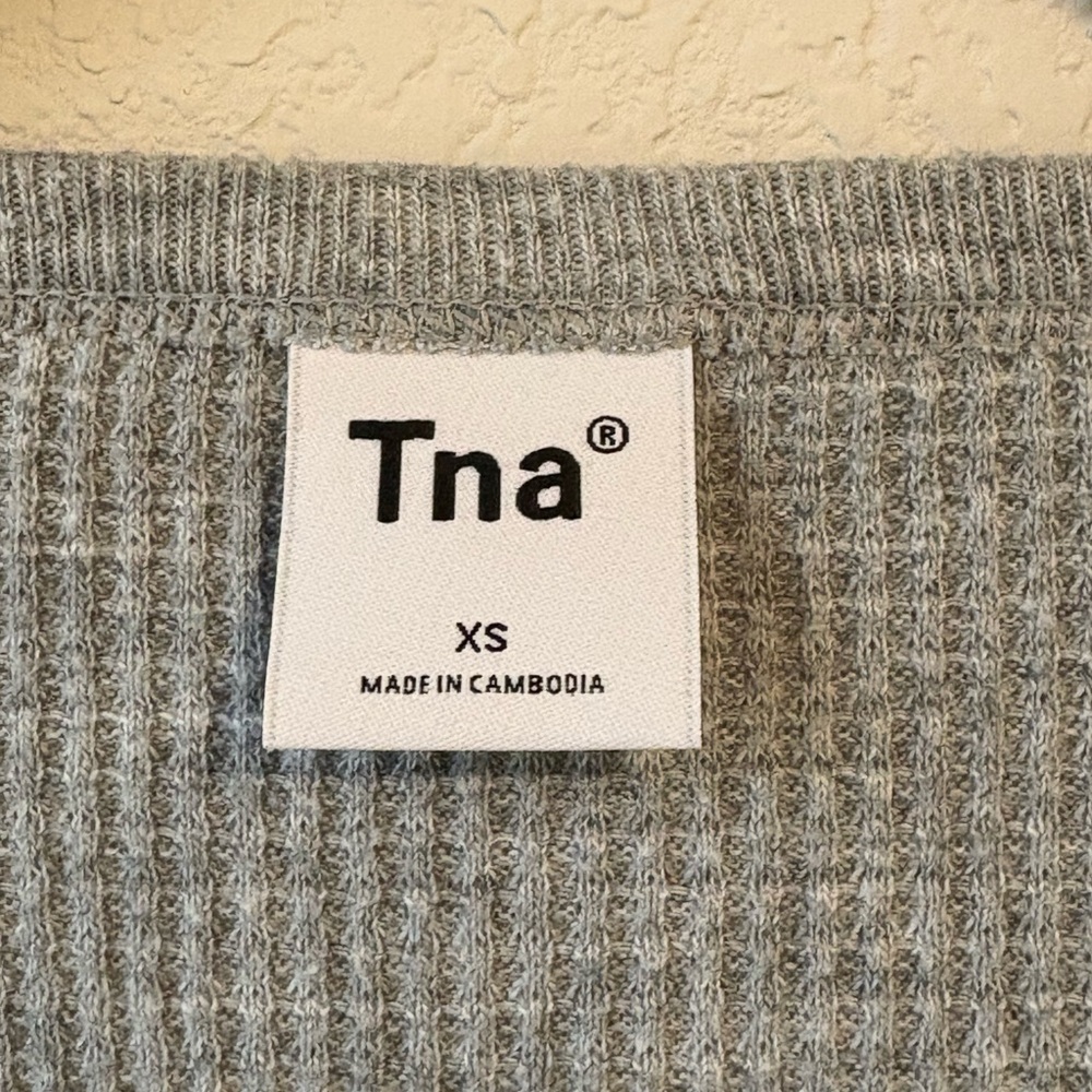 Aritzia TNA Gray Waffle Knit Long Sleeve Henley Top - Picture 3 of 5